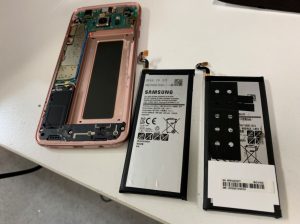 充電池を交換している分解したGalaxy S7 Edge(SC-02H)