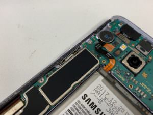本体分解途中のGalaxy S8(SC-02J)