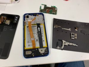 基板洗浄の為に分解しているHUAWEI P20 Lite