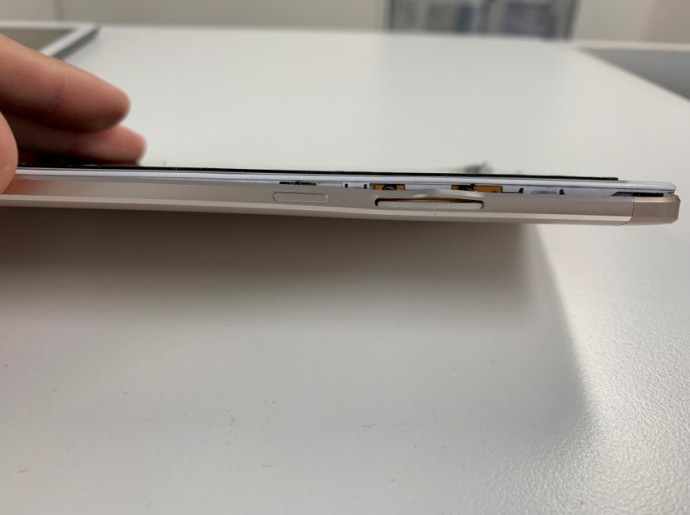 本体フレームが変形して電源ボタンが押せなくなったXiaomi(シャオミ)タブレット2016002