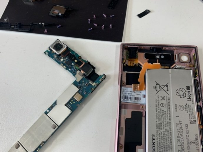 分解してカメラ交換途中のエクスペリアXZ1(SO-01K)