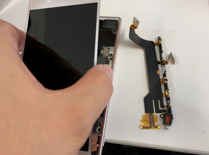 分解してケーブル交換途中のXperia XZs(SO-03J)