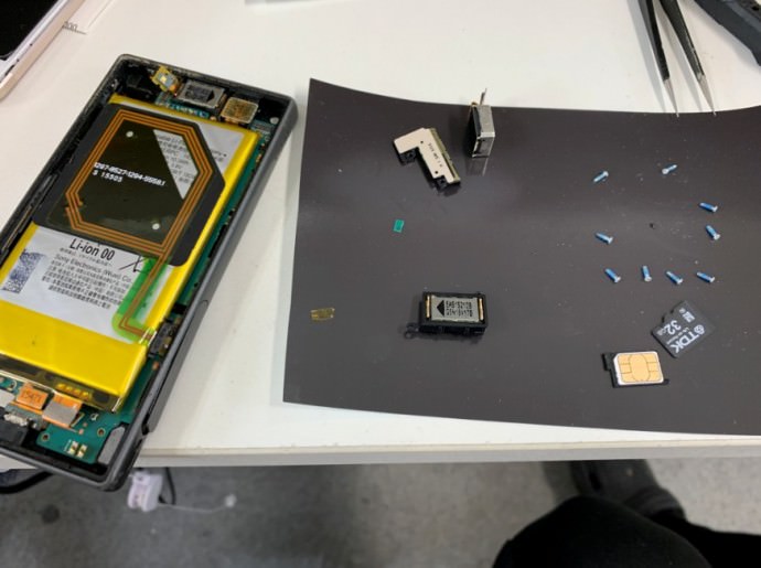 基板まで分解して乾燥させたXperia Z5 Compact(SO-02H)