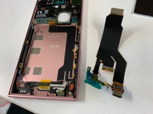 充電口交換の為に分解中の「Xperia XZs(SO-03J)