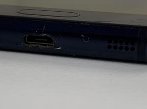 充電口の異物を除去したGalaxy Feel(SC-04J)