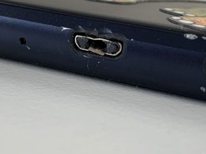 充電器の先端が折れて充電口に詰まったGalaxy Feel(SC-04J)