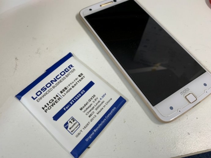 持ち込みパーツへ交換途中のMotoZ