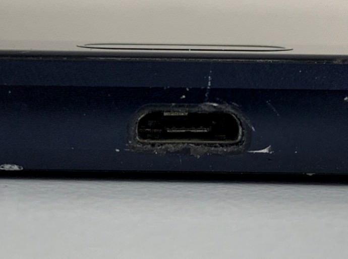 充電部分の詰まった充電器の先端が取れたGalaxy Feel(SC-04J)