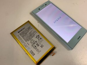 バッテリー交換で電源が入る状態になったXperia X Compact(SO-02J)