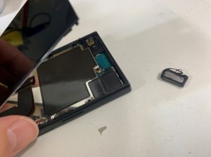 イヤースピーカーを交換途中の分解したXpeira XZ1 Compact(SO-02K)