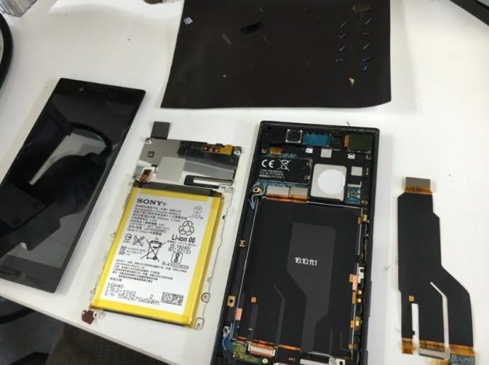 分解してパーツ交換途中のXperia XZ(SO-01J)