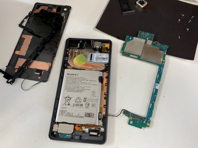 基板までバラバラに分解して乾燥中のXperia Z5 Compact(SO-02H)