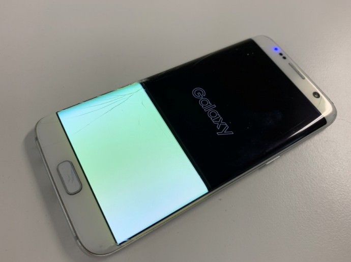 画面した半分が真っ白に発光して眩しい状態のGalaxy S7 Edge(SO-02H)