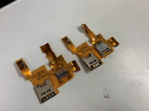 SDカードトレーを交換途中のN-01G