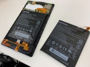 分解してバッテリー交換途中のLenovo Tab2
