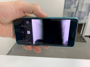 バックカメラに黒い線が映るAndroid One S4(S4-KC)