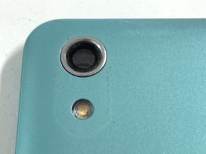 カメラレンズ部分に黒いテープがかぶっているAndroid One S4(S4-KC)