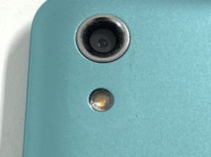 粘着テープを除去したAndroid One S4(S4-KC)