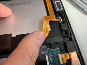 電源ボタンを交換修理中のXperia Z4 Tablet(SO-05G)