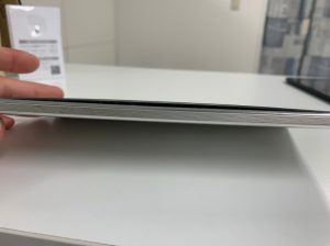 バッテリーが膨張して画面が浮いているdtab(d-02h)