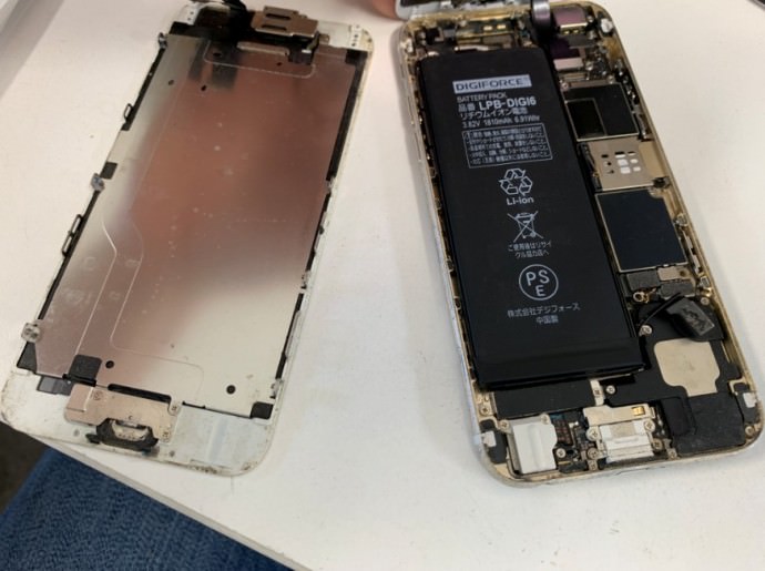 分解してパーツ交換中のiPhone6
