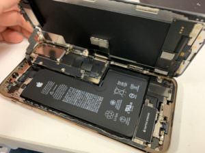 分解して基板洗浄乾燥中のiPhone XR