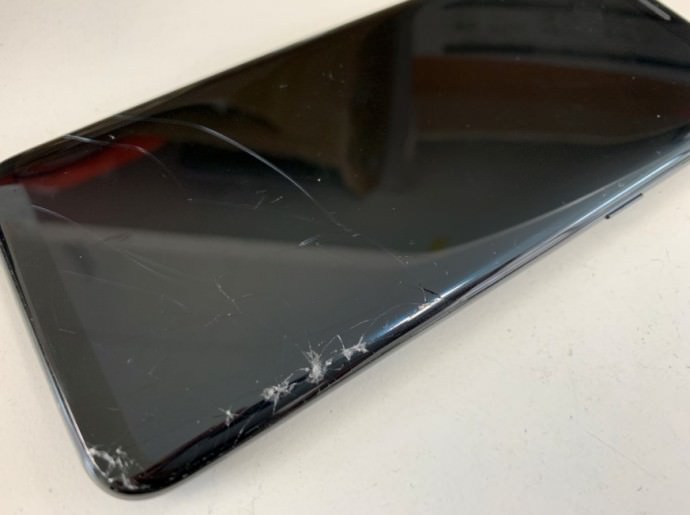 表面ガラスが割れているGalaxy S8(SC-02J)