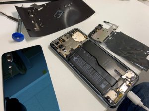 分解して基板洗浄中のHUAWEI P20