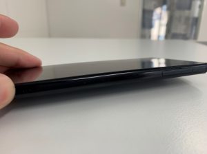 バッテリー膨張により背面パネルが浮いているXperia Z5 premium(SO-03H)