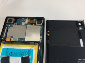 分解してICカードの接点を確認しているXperia Z5 premium(SO-03H)