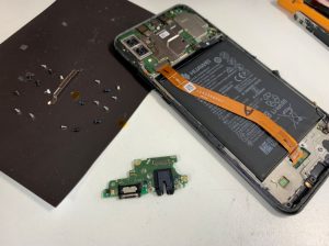 分解して乾燥途中のHUAWEI Nova3