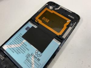 分解して修理途中のAQUOS sense(SH-01K)