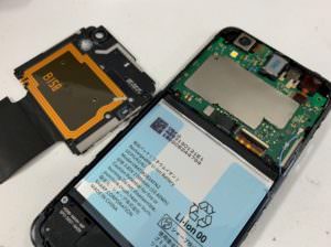 基板が露わになったAQUOS sense(SH-01K)