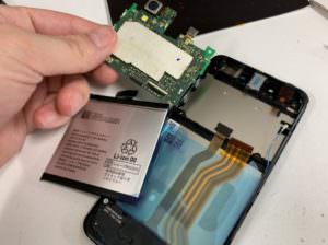 基板とバッテリーを外したAQUOS sense(SH-01K)