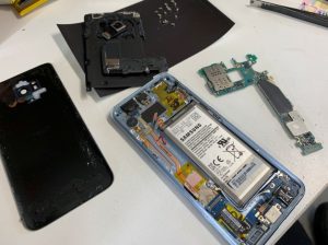 基板を取り外して洗浄＆乾燥途中のGalaxy S8(SC-02J)