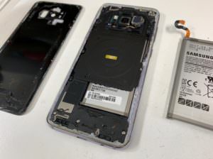 バッテリー交換途中のGalaxy S8(SC-02J)