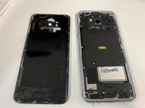 背面パネルを開けたGalaxy S8(SC-02J)