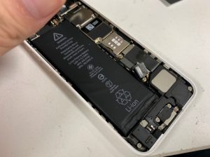 分解してバッテリー交換修理途中のiPhone5c