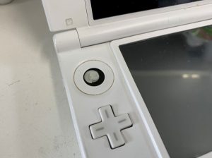 スライドパッドが折れたNintendo 3DS LL