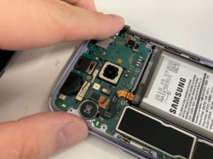 分解してボリュームボタンを使えなくしているGalaxyS8(SC-02J)