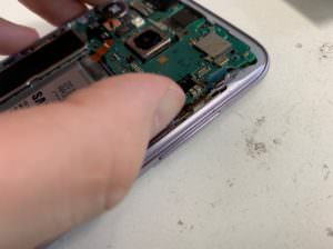 ボリュームボタンを付かない状態にして電源を入れているGalaxyS8(SC-02J)