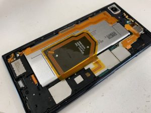 分解して乾燥中のXperia XZ premium(SO-04J)