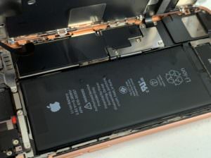 分解したら本体内に大量の水滴が入っていたiPhone8