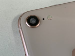 カメラ内に水滴が付いているiPhone8