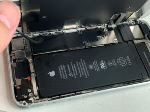 本体内部が水浸しのiPhone8