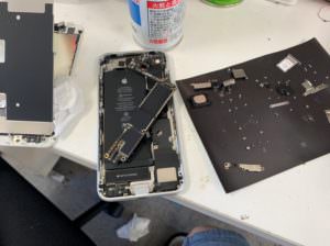 基板まで分解して乾燥中のiPhone8