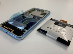 本体からバッテリーを剥がしたAndroid One(507SH)