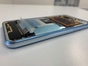 バッテリー膨張により背面パネルが剥がれたAndroid One(507SH)