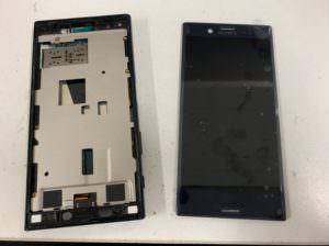 本体から画面パーツを剥がしたXperia X Compact(SO-02J)