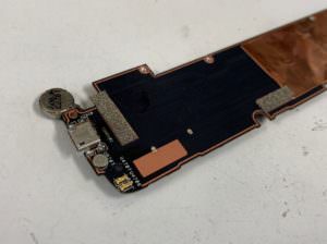 充電口をはんだでメンテナンス中のZenPad7.0(P002)